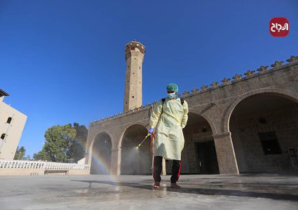 تعقيم مساجد دير البلح كإجراء وقائي لمواجهة فيروس كورونا