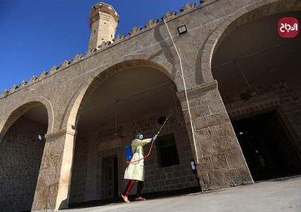 تعقيم مساجد دير البلح كإجراء وقائي لمواجهة فيروس كورونا