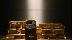 الذهب يتمسك بمستوى 1900 دولار