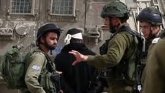 الاحتلال يعتقل شابا وينصب حواجز عسكرية في الخليل