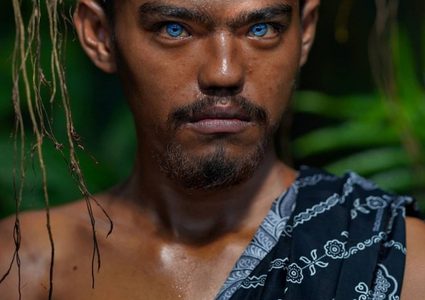 أفراد قبيلة إندونيسية يذهلون العالم بعيون زرقاء ناصعة