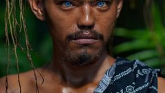 أفراد قبيلة إندونيسية يذهلون العالم بعيون زرقاء ناصعة