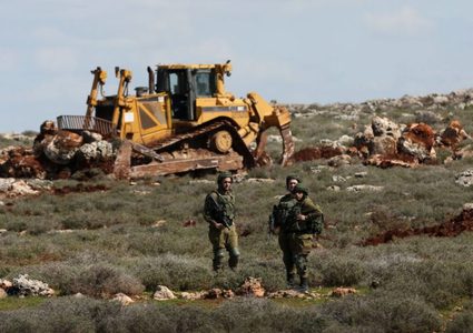 قوات الاحتلال تجرف أراضي غرب سلفيت