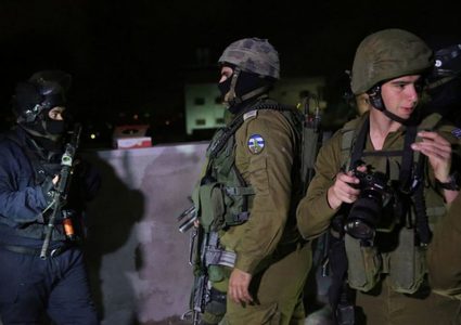 الاحتلال يشن حملة اعتقالات ومداهمات في الضفة والقدس