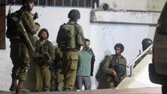 الاحتلال يسلم مواطنا من الخليل بلاغا لمراجعة مخابراته