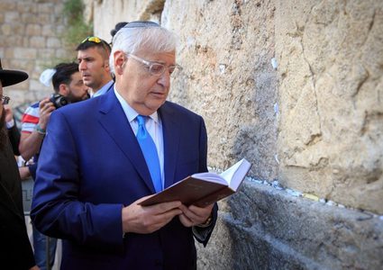 السفير الامريكي فريدمان يؤدي شعائر يهودية عند حائط البراق