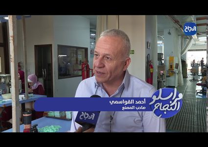 ميس العطاونة لم تمنعها إعاقتها من ممارسة العمل في تشكيل الذهب