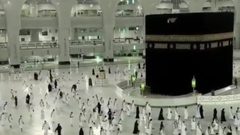 أول فوج من المعتمرين لأداء العمرة بعد توقف سبعة 7 اشهر