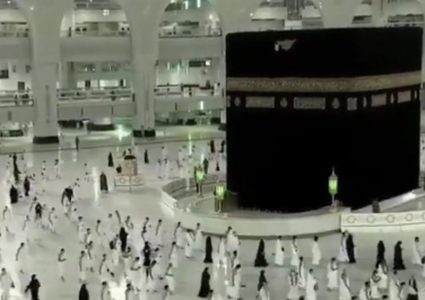 أول فوج من المعتمرين لأداء العمرة بعد توقف سبعة 7 اشهر