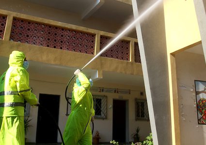 تعقيم مدارس غزة استعداداً لفتحها