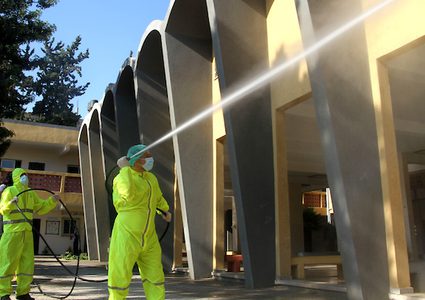 عمال فلسطينيون يعقمون مدرسة ، في إطار استعدادات وزارة التربية والتعليم لإعادة فتح المدارس ، وسط تفشي فيروس كورونا (COVID-19) في جباليا ، شمال قطاع غزة