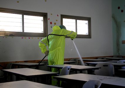 عمال فلسطينيون يعقمون مدرسة ، في إطار استعدادات وزارة التربية والتعليم لإعادة فتح المدارس ، وسط تفشي فيروس كورونا (COVID-19) في جباليا ، شمال قطاع غزة