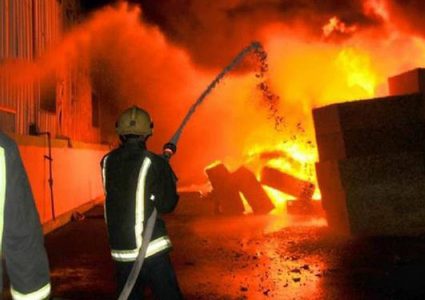 اندلاع حريق قرب مصنع أخشاب في سلفيت