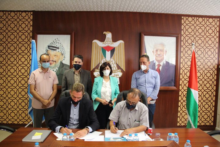 مخيمات نابلس و(UNRWA) توقعان اتفاقية لتأهيل مراكز مواجهة كورونا