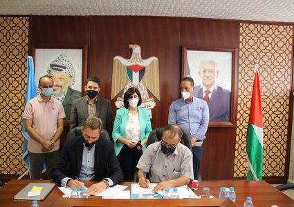 مخيمات نابلس و(UNRWA) توقعان اتفاقية لتأهيل مراكز مواجهة كورونا