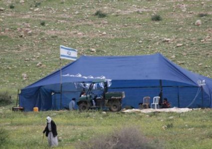 مستوطن ينصب خيمة على أراضي المواطنين شرق يطا