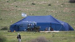 مستوطن ينصب خيمة على أراضي المواطنين شرق يطا