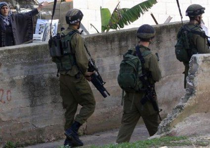 الاحتلال يداهم عددا من المنازل ويفتشها في الخليل
