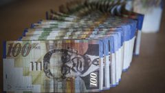 غانتس يصادق على تمرير عدة خطوات لقرصنة أموال الأسرى