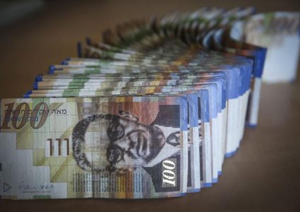 غانتس يصادق على تمرير عدة خطوات لقرصنة أموال الأسرى