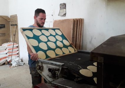 رغيف الخبز المغمس بالأمل يروي قصة نجاح ثلاثة أخوة من ذوي الإعاقة