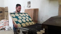 رغيف الخبز المغمس بالأمل يروي قصة نجاح ثلاثة أخوة من ذوي الإعاقة