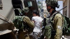 الاحتلال يعتقل سيدة وأسيرا محررا من القدس