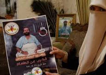 زوجة الأسير ماهر الأخرس تُعلن إضرابها عن الطعام