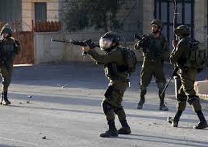 قوات الاحتلال تعتقل مواطنين وتقتحم مدرسة في جنين