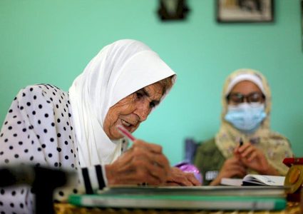غزة.. معلمة ثمانينية ترفض التخلي عن التدريس رغم تقدمها بالسن