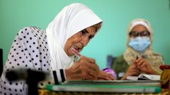 غزة.. معلمة ثمانينية ترفض التخلي عن التدريس رغم تقدمها بالسن