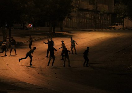 نابلس: مستوطنون يهاجمون مركبات المواطنين بالحجارة