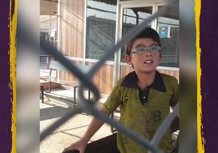 شاهد طفل سوري يجمع بقايا البلاستيك لشراء الخبز !