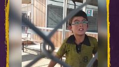 شاهد طفل سوري يجمع بقايا البلاستيك لشراء الخبز !