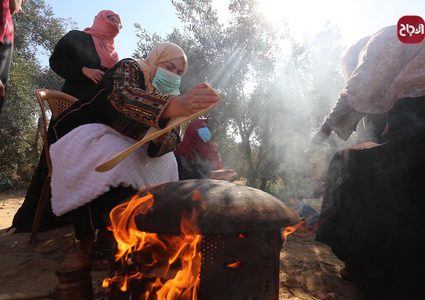 سيدات يصنعن الخبز خلال موسم قطف الزيتون بغزة