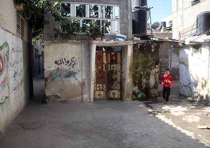 أطفال فلسطينيون يلعبون في الأزقة وسط تفشي فيروس كورونا (COVID-19) في جباليا شمال قطاع غزة