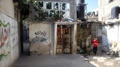 أطفال فلسطينيون يلعبون في الأزقة وسط تفشي فيروس كورونا (COVID-19) في جباليا شمال قطاع غزة