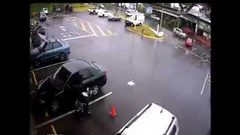 لحظات تحبس الأنفاس لرضيع نجا من موت محقق