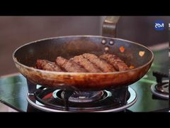 الكباب الحلبي مع الأرز وصوص البندورة