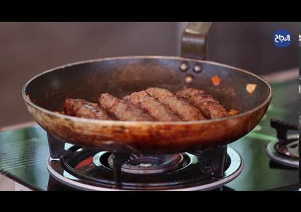 الكباب الحلبي مع الأرز وصوص البندورة