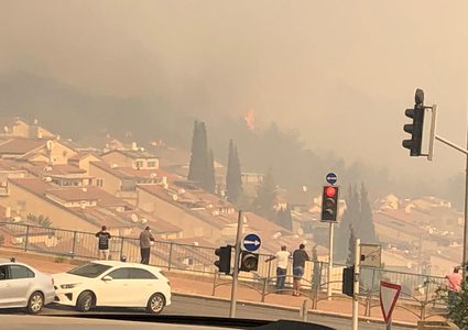 إخلاء عشرات المنازل جراء حرائق في الداخل المحتل