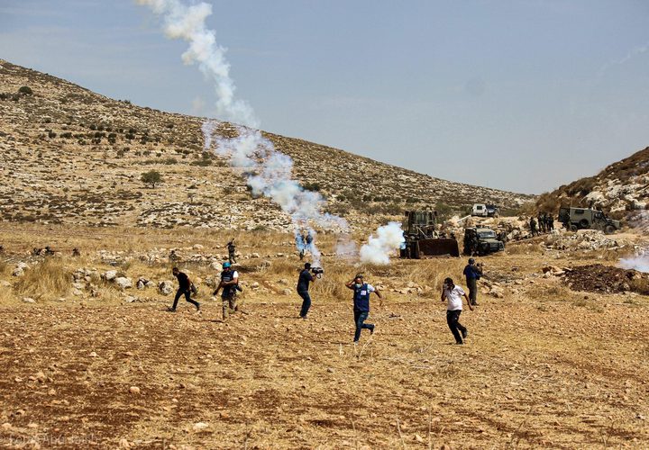 قوات الاحتلال تقمع فعالية لزراعة الأشجار بقرية بيت دجن شرق نابلس
عدسة :فراس أبو جيش