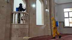 تعقيم المساجد في خانيونس جنوب قطاع غزة استعدادا لأول صلاة جمعة بعد اعادة فتحها