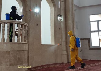 تعقيم المساجد في خانيونس جنوب قطاع غزة استعدادا لأول صلاة جمعة بعد اعادة فتحها