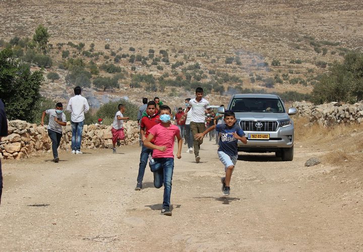 قوات الاحتلال تقمع فعالية لزراعة الأشجار بقرية بيت دجن شرق نابلس
عدسة :فراس أبو جيش