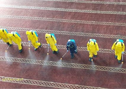 تعقيم المساجد في خانيونس جنوب قطاع غزة استعدادا لأول صلاة جمعة بعد اعادة فتحها