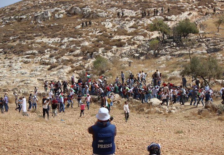 قوات الاحتلال تقمع فعالية لزراعة الأشجار بقرية بيت دجن شرق نابلس
عدسة :فراس أبو جيش