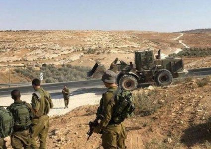 الاحتلال يغلق عدة طرق في بيت دجن