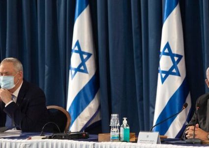 "كاحول لفان" يهدد بتشكيل حكومة بديلة لعزل نتنياهو