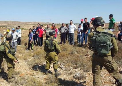 سلطات الاحتلال تمنع المزارعين من دخول أراضيهم المحاذية لمستوطنات